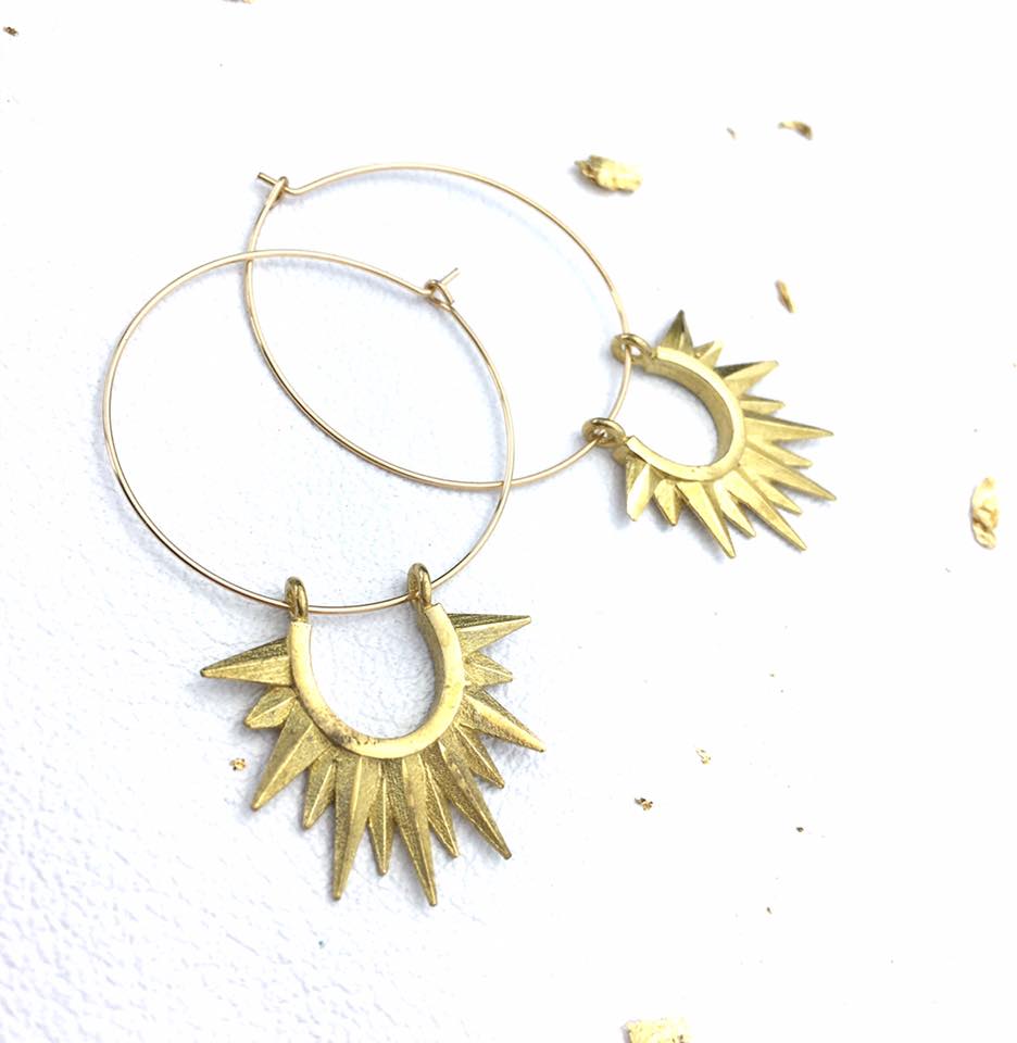Star spikes on hoops, in gold finish.