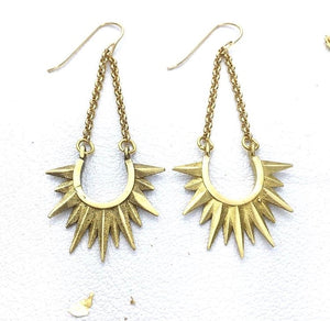 Star spikes on chain, in gold finish.